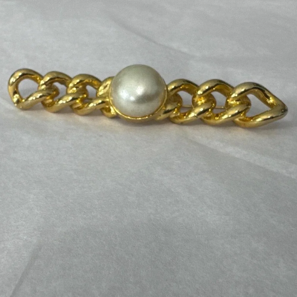 Vintage Gold Tone Chain Link Brooch Faux Pearl Center Bar Pin Classic Minimalist